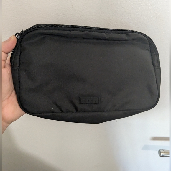 Victoria's Secret Fanny Pack Belt Bag in Black - Picture 6 of 8